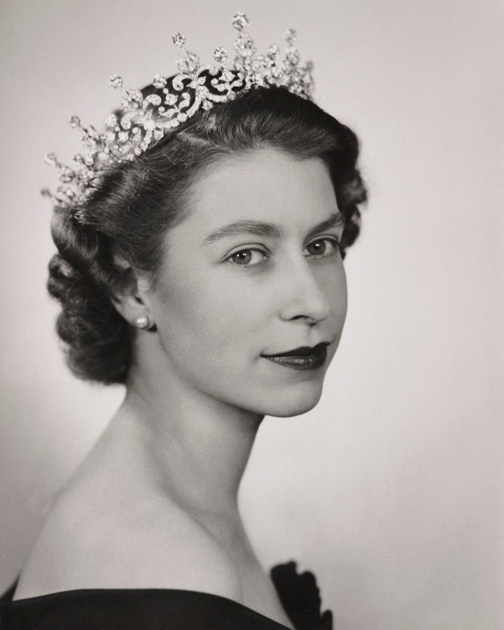 英國女王伊麗莎白二世年輕時的肖像照。（取自英國王室官方推特）