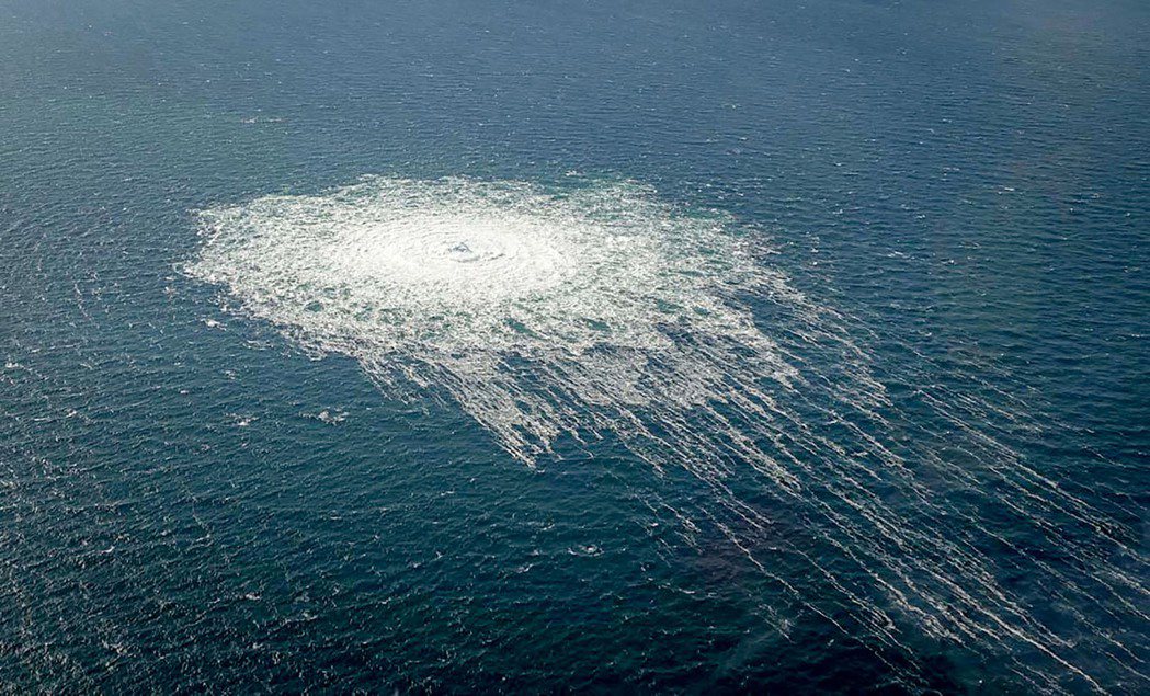 丹麥波恩荷爾摩島的波羅的海海域27日冒出大量氣泡，可能是北溪二號外洩的天然氣。（...