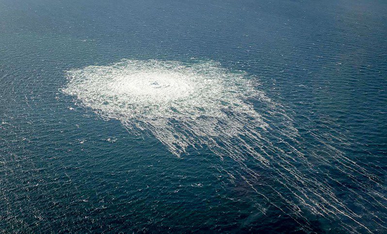 丹麥波恩荷爾摩島的波羅的海海域27日冒出大量氣泡，可能是北溪二號外洩的天然氣。（法新社）