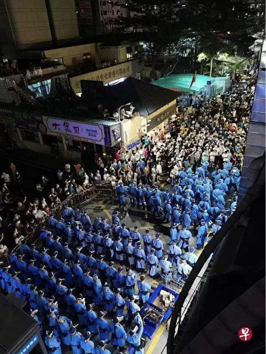 深圳沙尾區民眾因不滿封控措施而示威抗議，大批警員到場維穩。（微博照片）