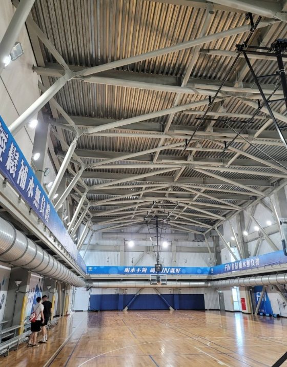 蘆竹、八德國民運動中心是同一位建築師設計，但是蘆竹的運動場館沒有天花板形狀的隔音板。圖／褚春來議員提供