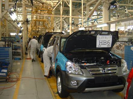 大陸前八月工業企業利潤年減2.1%。圖為東風本田汽車生產線。（中新社）