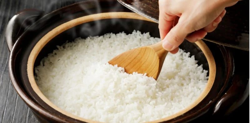 在入電鍋煮飯前，要掌握好恰當的米水比例，燜煮的時間也是米飯好吃的關鍵之一。 圖／...