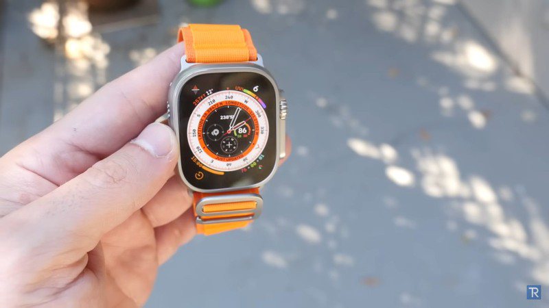 YouTube頻道「TechRax」暴力測試Apple Watch Ultra的耐用程度。（翻攝自YouTube頻道「TechRax」）