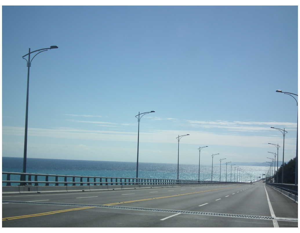 被譽為全台最美高架橋的金崙高架橋，長1315公尺，全程建於太平洋海岸，將山與海一...