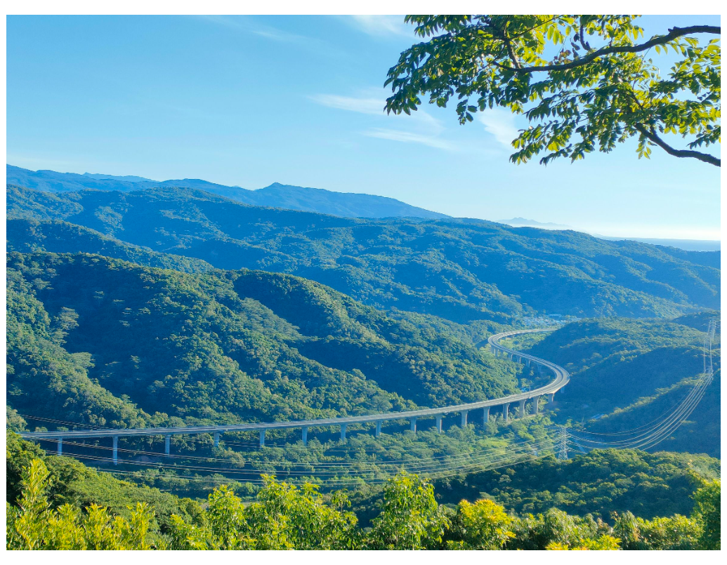 全長6.3公里的安朔高架橋，配合自然生態環境，採「藏橋於林」的設計理念，整座高架...
