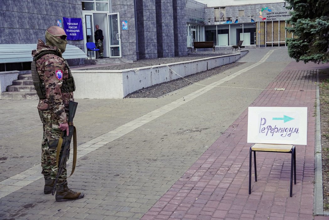 馬立波投票所外，全副武裝的俄軍。 圖／歐新社