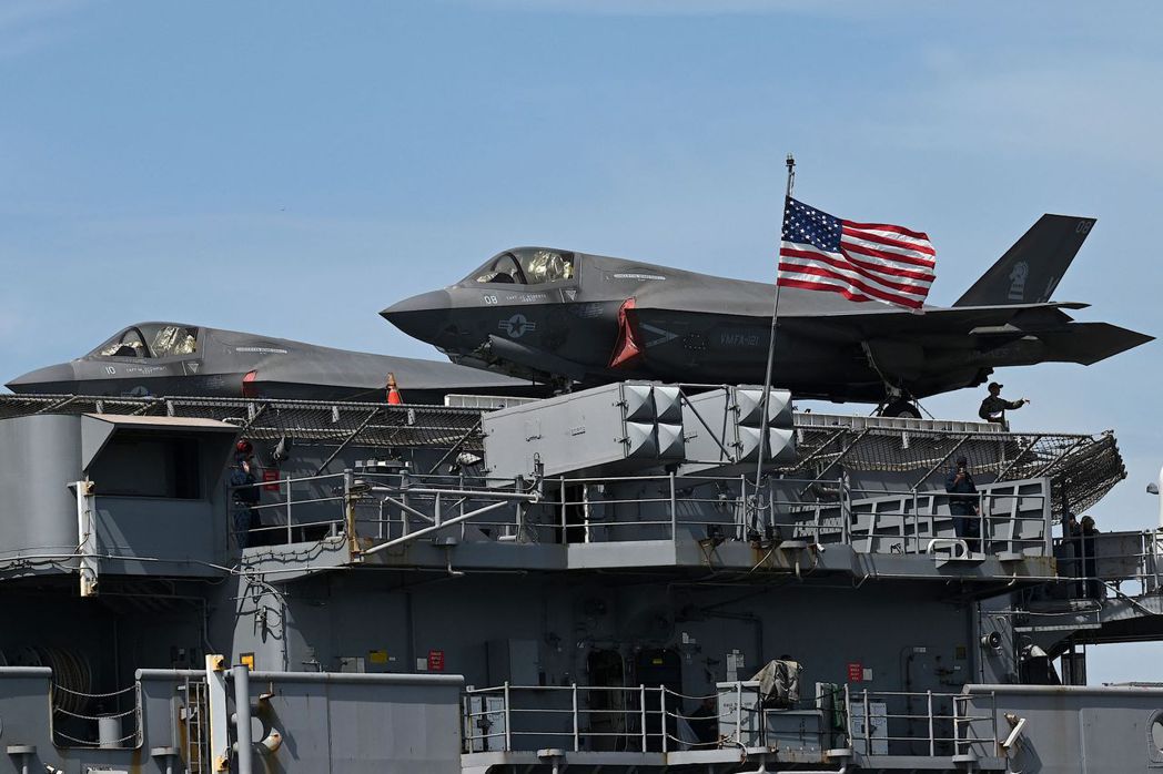 2022年9月27日，美國海軍的黎波里號航空母艦（LHA-7）兩棲攻擊艦在馬尼拉港口區停靠，上面為美國海軍陸戰隊的F-35B閃電II型戰機。 圖／法新社