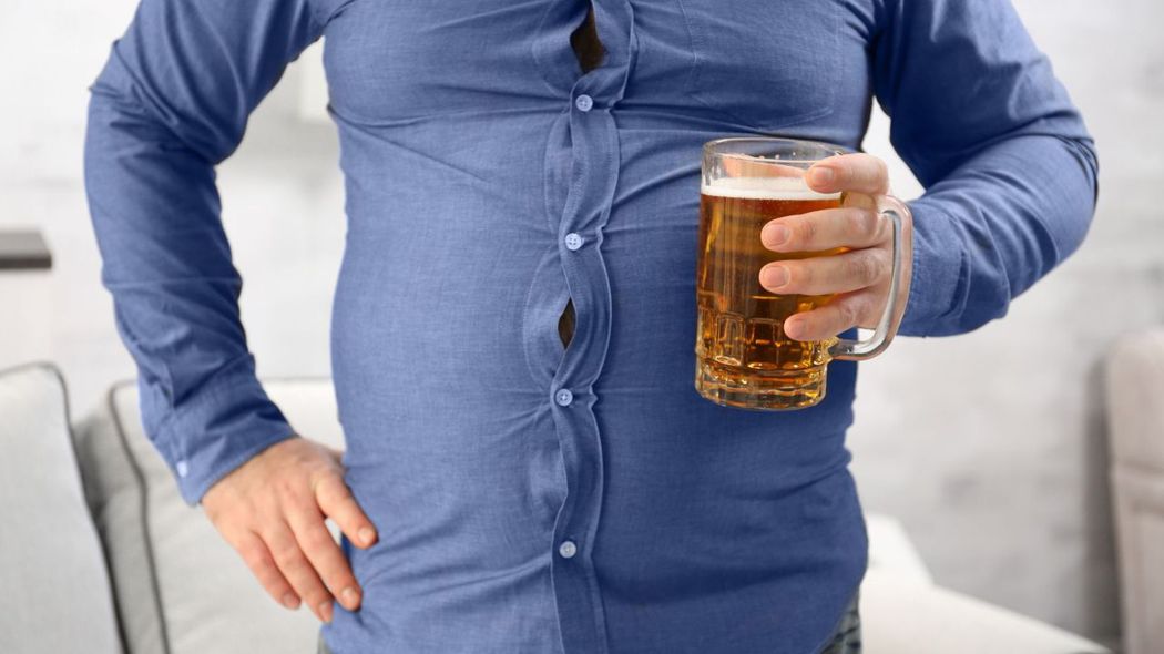 許多人飲食和生活習慣問題造成肚子肥大，脂肪肝指數增高，隨著三高、慢性病也跟著上身。圖片／Canva
