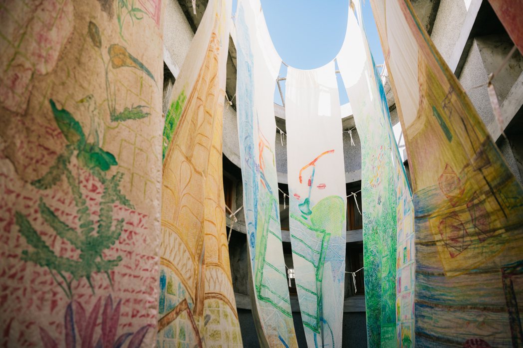 藝術家蔡慧盈與69位居民共製大型藝術《城光》。 圖／忠泰建築文化藝術基金會提供