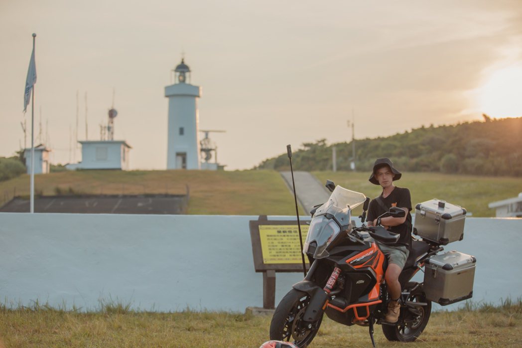 騎著KTM 1290 SuperAdventure S登上蘭嶼燈塔與趕上與夕陽合...