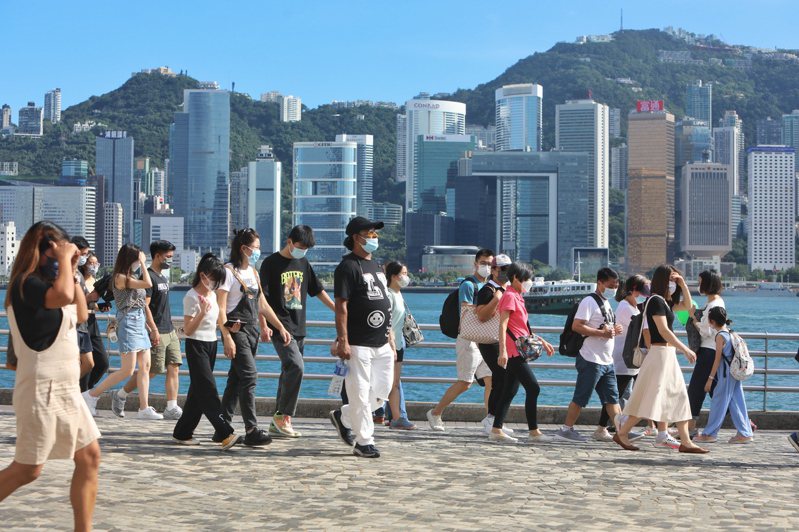 在疫情、全球局勢不穩及美國升息等因素影響下，當前香港的經濟狀況顯然陷入困境。圖／香港中通社資料照