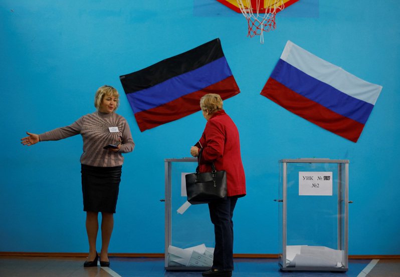 俄羅斯掌控的4個烏克蘭地區入俄公投27日結束，俄方宣稱有超過95%選民支持要加入俄羅斯，獲得壓倒性通過。路透