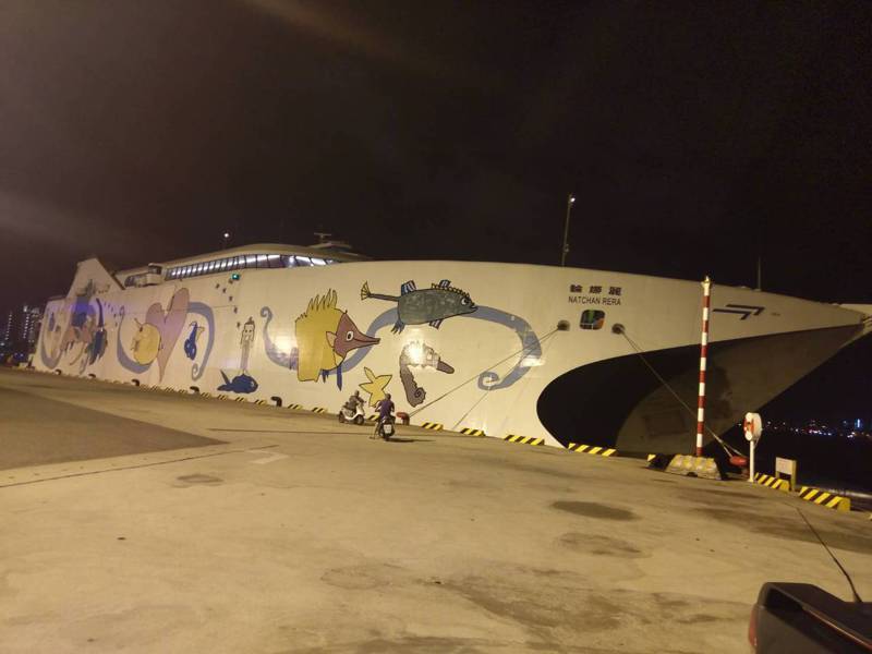 「麗娜輪」高速船安平–馬公航線夜間試航泊靠馬公港。航港局提供