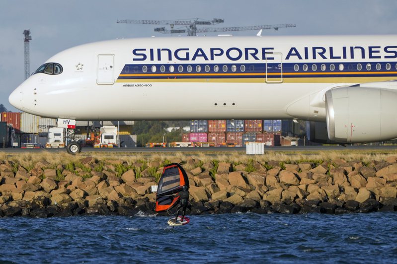新加坡航空公司一架由美國舊金山飛往新加坡的飛機今天傳出炸彈威脅事件，新加坡出動戰機伴隨返航樟宜機場，警方已逮捕機上一名37歲外籍男子、並對該班機進行安全檢查。圖為新航客機示意圖。美聯社