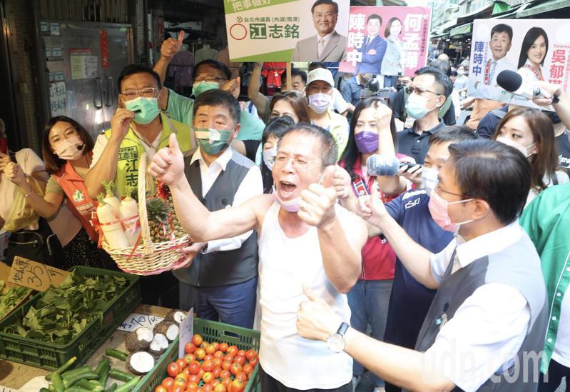 民進黨台北市長參選人陳時中上午跨區到新北汐止的橫科市場拜會，受到支持民眾的熱烈歡迎。記者曾吉松／攝影