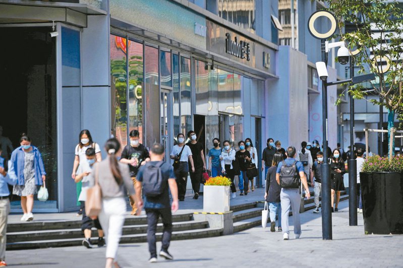 為提振經濟，上海市政府28日再推出「穩增長22條」。圖為上海解封後，市民於上午繁忙時段在街上行走。（路透）