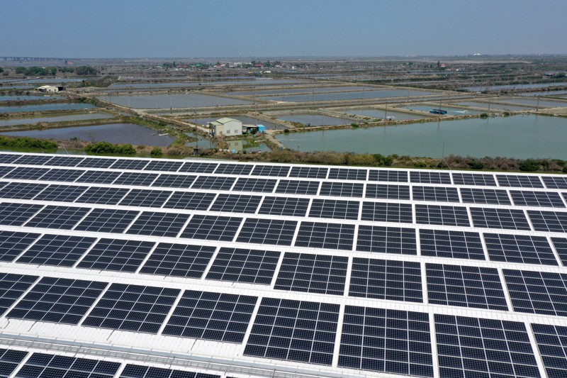 台南市累積光電裝置容量全台第一，圖為台南七股三股子地區的屋頂型漁電共生太陽能養殖場。 圖／聯合報系資料照片