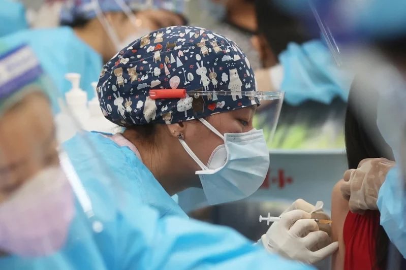 台南市政府考量新冠肺炎疫情已持續一段時日，規畫發放防疫補貼。圖／本報資料照片