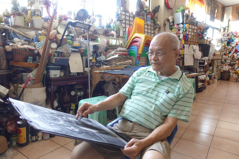 屏東縣73歲畫家許天得喪偶花兩年走出陰霾，他設下目標，用1萬小時創作3千張畫作。記者劉星君／攝影