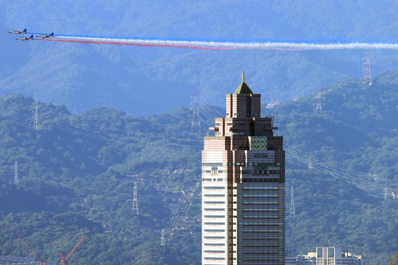圖為9月27日國慶預演，空軍雷虎小組的三架AT-3教練機彩煙畫過天際，飛越新光三越大樓附近。記者蘇健忠攝影／報系資料照
