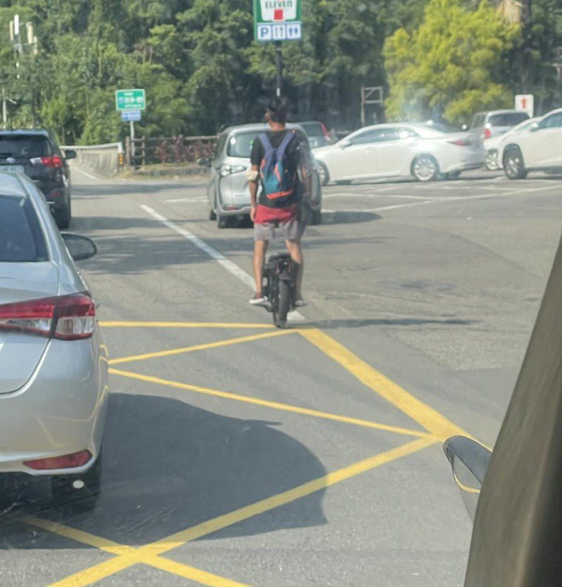 一位男網友譴責有民眾騎電動輪車上山，直言此舉已經違規。
圖擷自Facebook