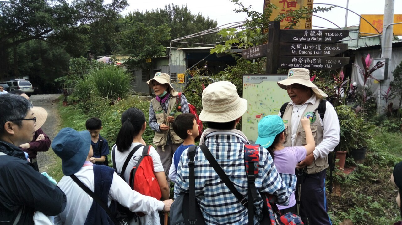 葉錫鑫與陳金婷夫妻退休後攜手擔任生態導覽志工。 圖／新北市農業局提供