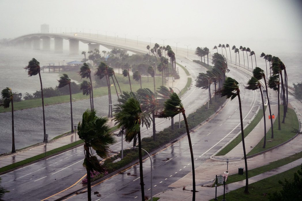 佛州州長德桑蒂斯指出，伊恩是有史以來侵襲佛羅里達最嚴重的風暴之一。 圖／法新社