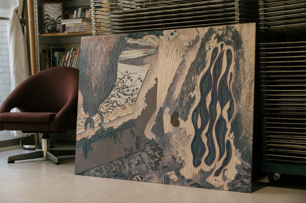 作品〈巫師之屋〉印色完成後的木板。
 圖／Sam Chan攝影