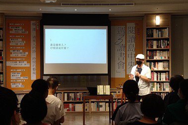 500輯與中央書局合辦的「週三讀書會」，由台灣詩人楊澤接棒主講「過來人的詩：時間的藝術」新系列。圖／中央書局提供