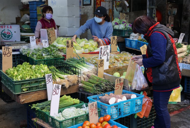 台灣也籠罩在全球性的通膨當中，帶來各方面的衝擊，圖為民眾傍晚在台北永春市場買菜。本報資料照片