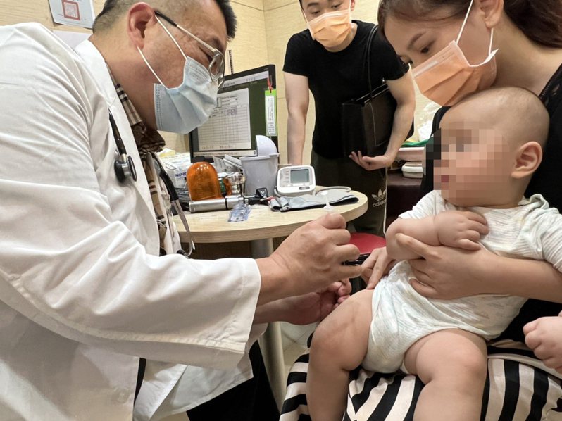 台中市兒科醫師施勝桓說，目前兒童疫苗覆蓋率太低，所以兒童不僅染疫的比例偏高，重症的案例數也不斷增加，家長不可不慎。圖／施勝桓提供