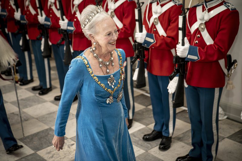 英國女王伊麗莎白二世駕崩後，丹麥女王瑪格麗特二世成為現存歐洲在位最久的君主。美聯社