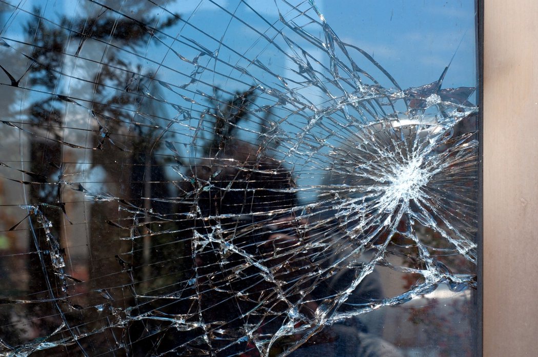 3M™ 安全防爆膜可將玻璃破裂時的碎片緊緊黏附於膠上，降低意外發生時玻璃飛散的傷...