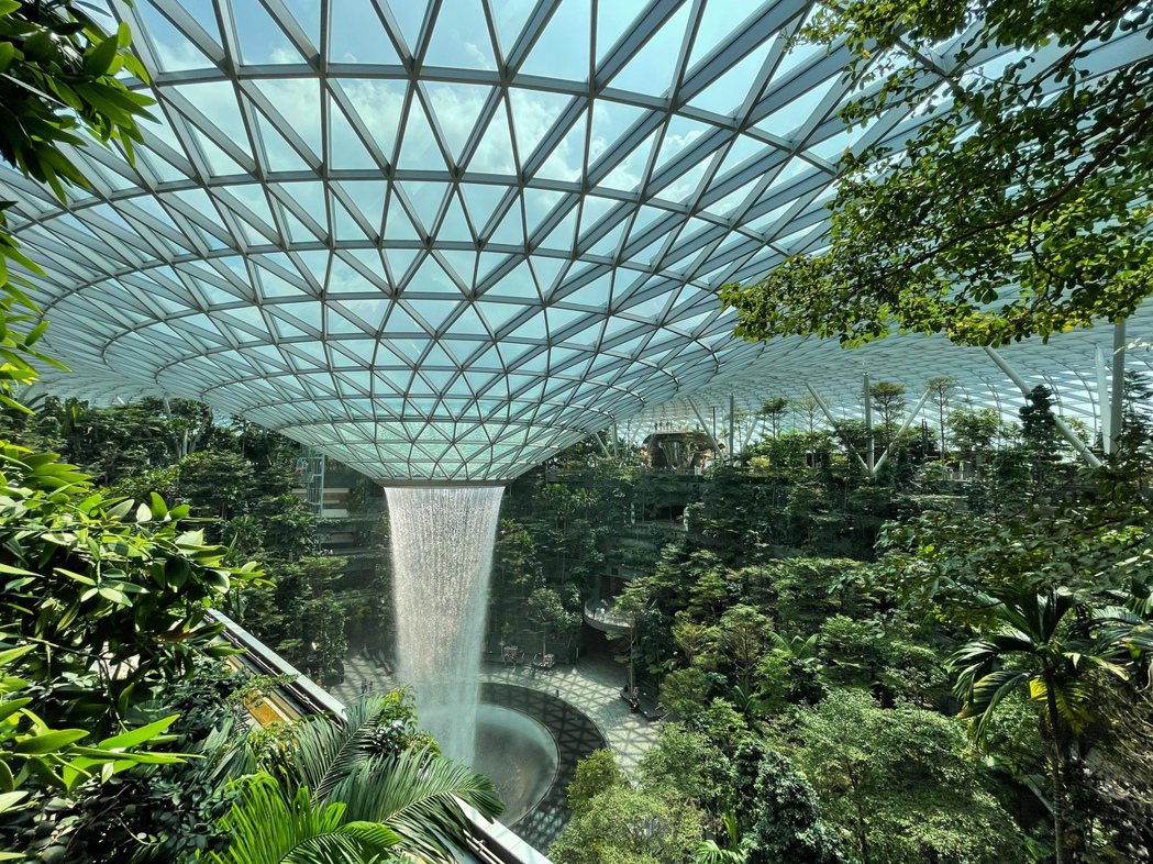 在新加坡樟宜機場可以感受自然環繞，聆聽瀑布傾瀉而下的水流聲。Photo by C...