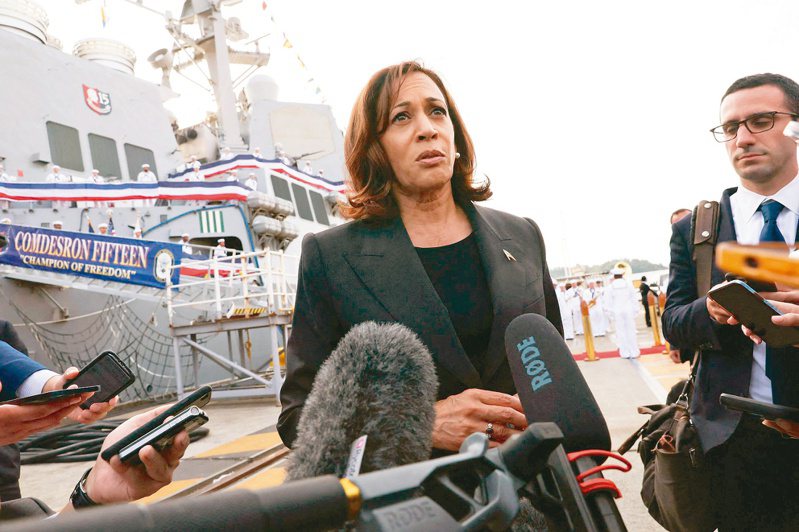 美國副總統賀錦麗廿八日在日本橫須賀港內的美軍「霍華德」驅逐艦上發表談話。（法新社）