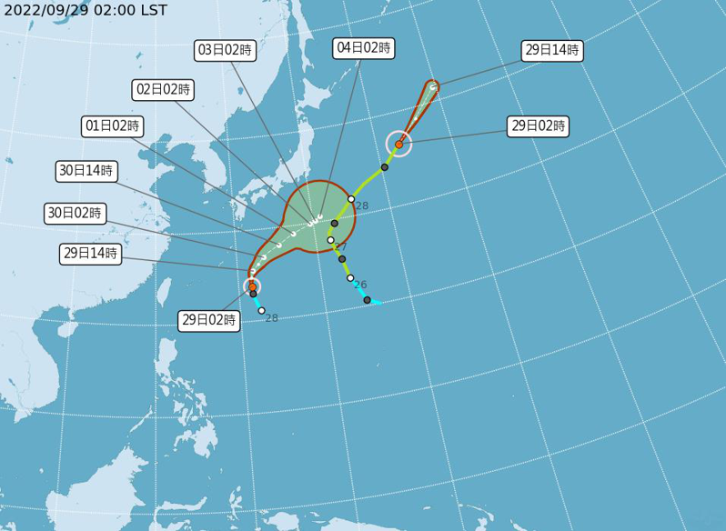 輕颱庫拉在日本東方海面，向東北移動，將變性為溫帶氣旋；輕颱洛克在琉球東南方海面向北轉東北，朝日本南方海面前進，3天後移速減慢，動向的不確定性擴大，但對台灣無影響。圖／取自氣象局網站