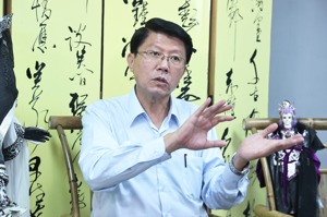 國民黨台南市長參選人謝龍介昨天在教師節推出教育政見。圖／聯合報系資料照片