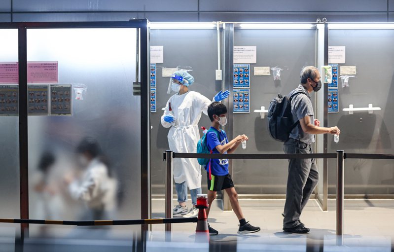 9月29日起將分兩階段放寬邊境管制，入境旅客未來不必在機場進行唾液採檢。記者黃仲明／攝影