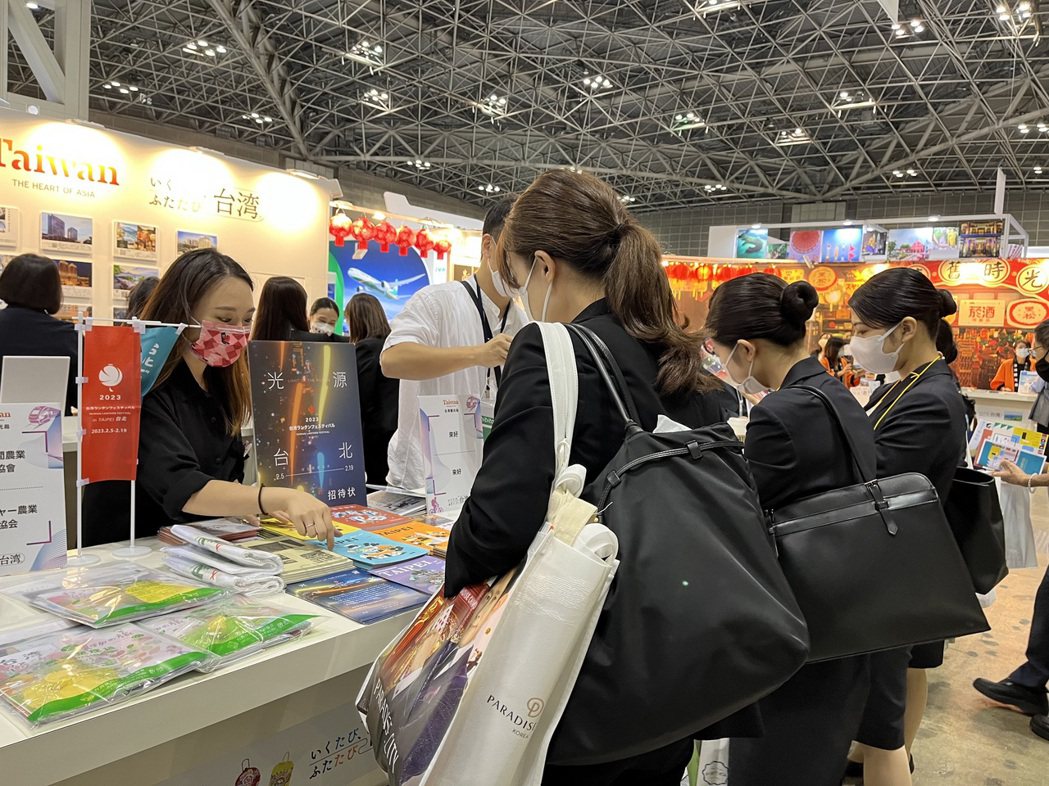 日本旅展台北市攤位吸引許多業者及民眾主動詢問最新旅遊資訊。 北市觀傳局提供