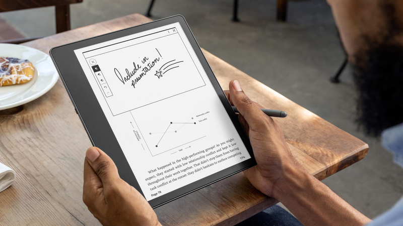 亞馬遜發表第一款可手寫的電子書閱讀器Kindle Scribe。照片來源：Amazon.com