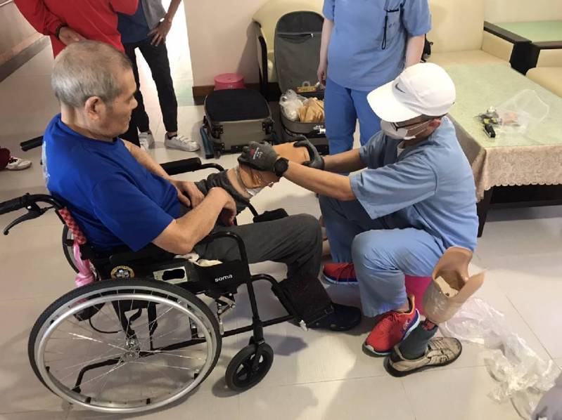 台北榮總身障重建中心到行動不便的榮民家中服務，讓他們好感激。圖／金門榮服處提供