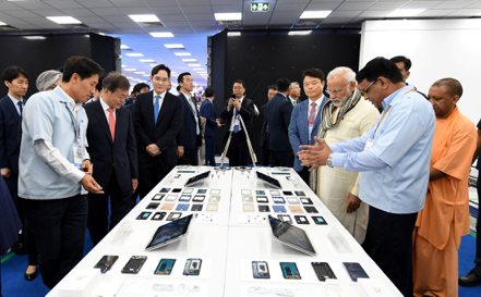 印度計劃對在當地設廠的平板電腦和筆電製造商提高獎勵。圖為印度總理莫迪（白衣者）參觀三星電子製造廠。路透