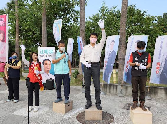 國民黨台南市長參選人謝龍介為民眾黨議員參選人站台。圖／取自謝龍介臉書