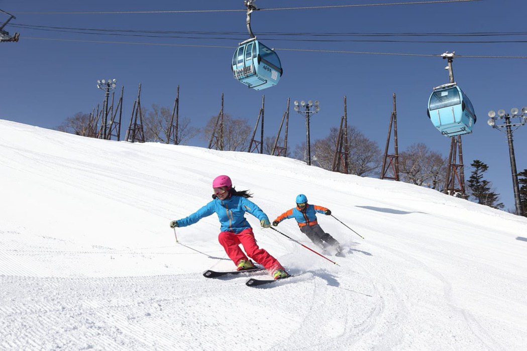雄獅熱門滑雪行程已有超過600人搶先預訂，農曆新年假期也有不少旅客詢問。圖／雄獅...