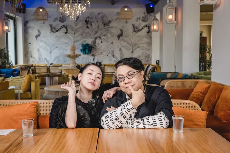 小S徐熙娣(左)主持的「熙娣想聊」入圍韓國釜山影展「亞洲內容獎」最佳創作者獎。圖／CATCHPLAY提供
