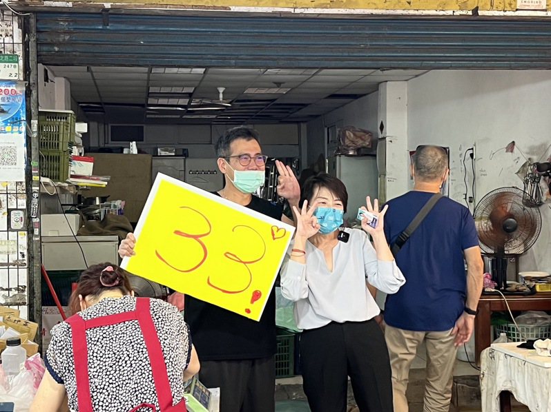 無黨籍台北市長參選人黃珊珊(右2)今天到大同區太平市場拜票，攤商拿自繪的33看板表達力挺。記者徐偉真／攝影