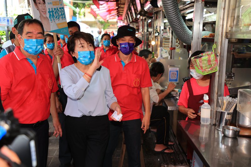 無黨籍台北市市長參選人黃珊珊（左二）上午走訪大稻埕慈聖宮外攤。記者林伯東／攝影