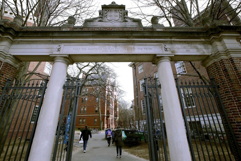 哈佛大學等美國名校日前陸續宣布，招生將不再強制規定申請人必須繳交SAT或ACT標準化考試成績。圖為哈佛大學校園。美聯社