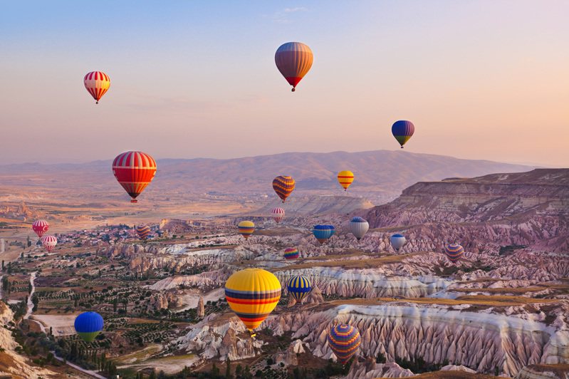 土耳其卡帕多奇亞，熱氣球升空。圖/可樂旅遊提供